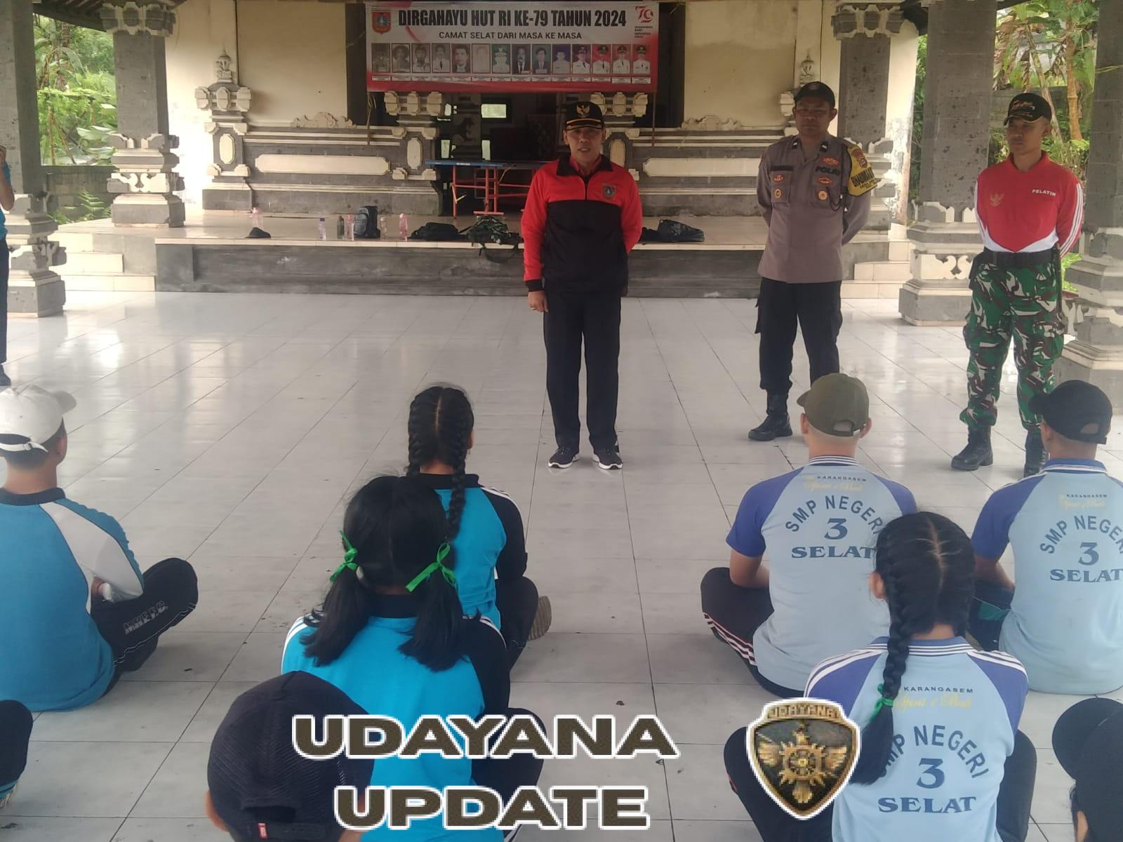 Personel Koramil 1623-06/Selat latihkan materi PBB siswa-siswi Paskibra Kecamatan Selat.