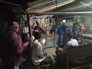 Babinsa Desa Naru Tingkatkan Kewaspadaan Melalui Ronda Malam