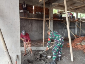 Wujudkan Kemanunggalan TNI-Rakyat, Babinsa Ende Timur Hadir di Tengah Warga