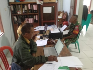 Cegah Gangguan Kamtibmas, Babinsa Ende Himbau Warga Tetap Waspada di Musim Hujan