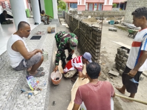 Babinsa Kodim 1602/Ende Aktif Bantu Masyarakat Lewat Karya Bakti di Desa Ndoriwoy