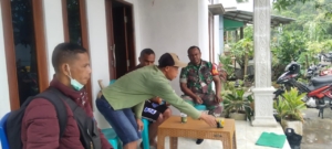 Penguatan Kemanunggalan TNI-Rakyat, Babinsa Lakukan Pamwil di Desa Ranoramba