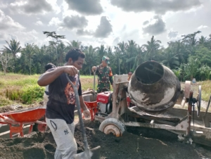 Dekat dengan Rakyat, Babinsa Suparman Terjun Langsung di Lokasi TMMD