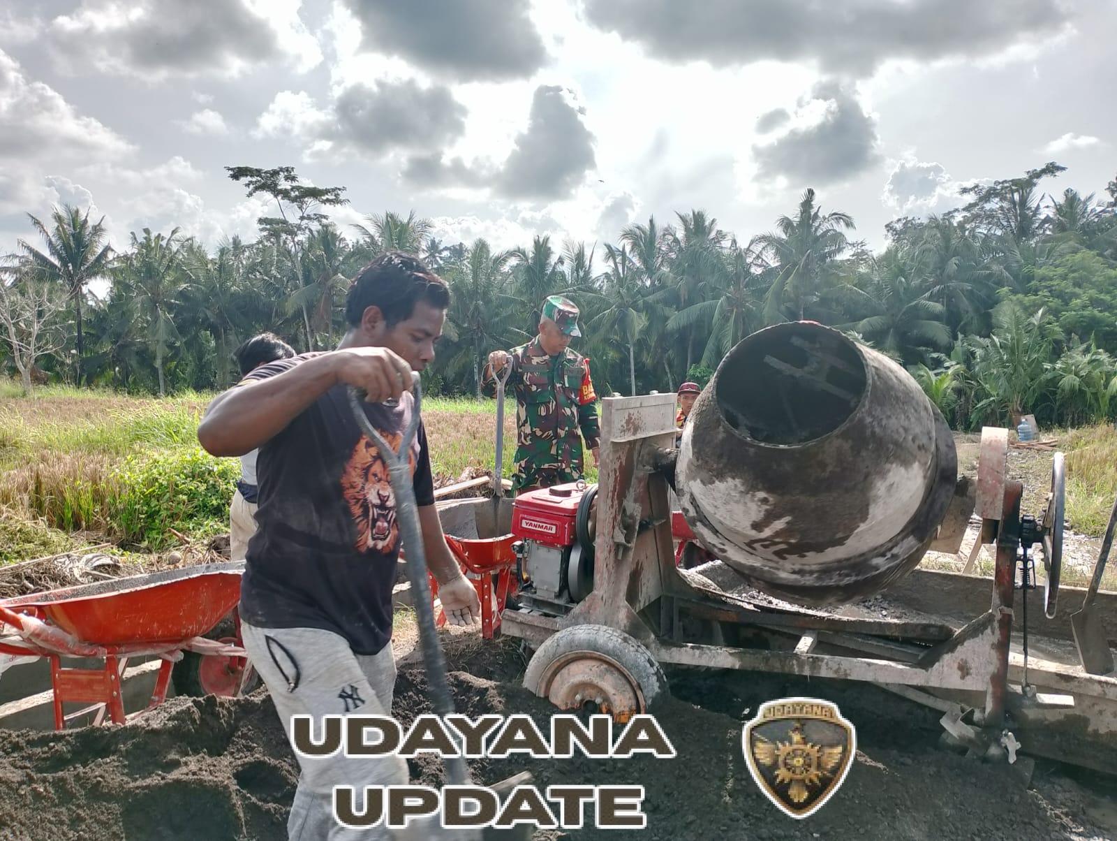 Dekat dengan Rakyat, Babinsa Suparman Terjun Langsung di Lokasi TMMD