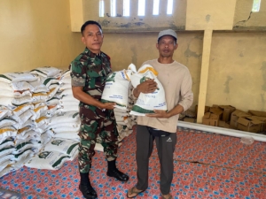 Bantuan Pusat Disalurkan, Babinsa Pastikan KPM Terima Haknya