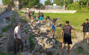 Sinergi TNI-Warga Bersihkan Jalan dan Sawah Tertutup Beton