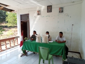 Kopda Faisal Dampingi Pendistribusian Bantuan Beras Di Desa Kolisia B.