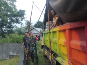 Babinsa Ende Aktif Awasi Bantuan Beras dari Bulog ke Wilayah Terpencil