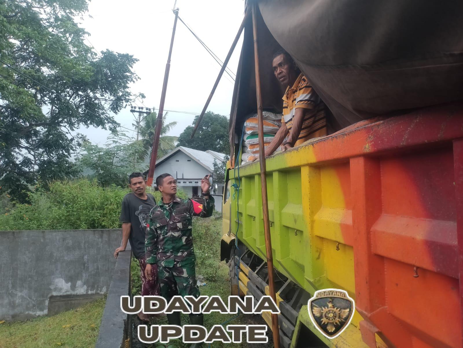Babinsa Ende Aktif Awasi Bantuan Beras dari Bulog ke Wilayah Terpencil
