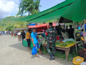 Babinsa Koramil 1602-04/Maurole Beri Imbauan Penting untuk Warga Pengunjung Pasar Detukeli