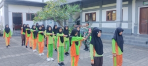 Perkuat Barisan, Babinsa Desa Celukanbawang Bekali Siswi MI Ta’riful Fuad Teknik PBB