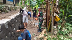 Babinsa Kodim 1602/Ende Dorong Kemanunggalan TNI-Rakyat Lewat Karya Bhakti di Detukeli