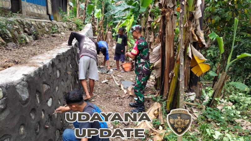 Babinsa Kodim 1602/Ende Dorong Kemanunggalan TNI-Rakyat Lewat Karya Bhakti di Detukeli