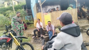 TNI Hadir di Tengah Masyarakat, Babinsa Detusoko Perkuat Kemanunggalan dengan Warga