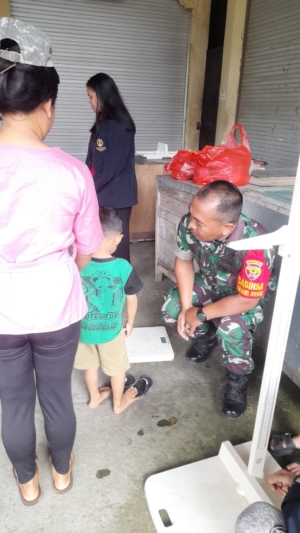 Pastikan Berjalan aman dan Lancar Sertu Kadek Muliana Dampingi Kegiatan Posyandu