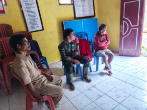 Babinsa Kodim 1602/Ende Pererat Hubungan dengan Warga Lewat Komsos di Wilayah Binaan