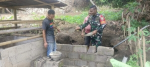 Bantu Warga Bangun Kandang, Babinsa Tekankan Pentingnya Keamanan Kerja