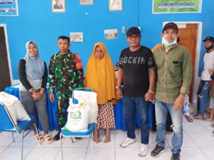 Babinsa Koramil 1608-03 Sape Aktif Lindungi Masyarakat Lewat Pengawalan Bantuan Pangan