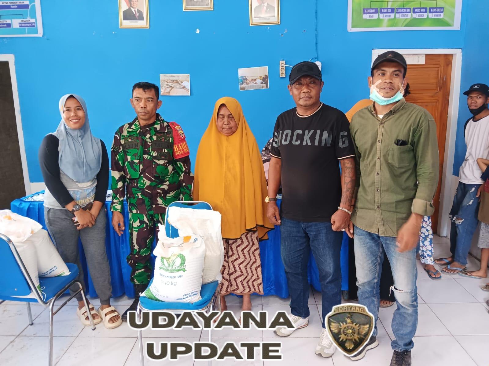 Babinsa Koramil 1608-03 Sape Aktif Lindungi Masyarakat Lewat Pengawalan Bantuan Pangan