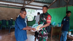 Pastikan Bantuan Beras Sampai Tepat Sasaran, Babinsa Koramil 1618-01/Miotim Turun Langsung ke Desa Napan