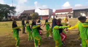 Babinsa dan Polsek Empang Latih Paskibraka: Siapkan Generasi Tangguh Sambut HUT RI ke-80