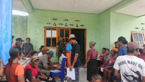 Babinsa Waingapu Kawal Distribusi Bantuan Beras di Kecamatan Haharu