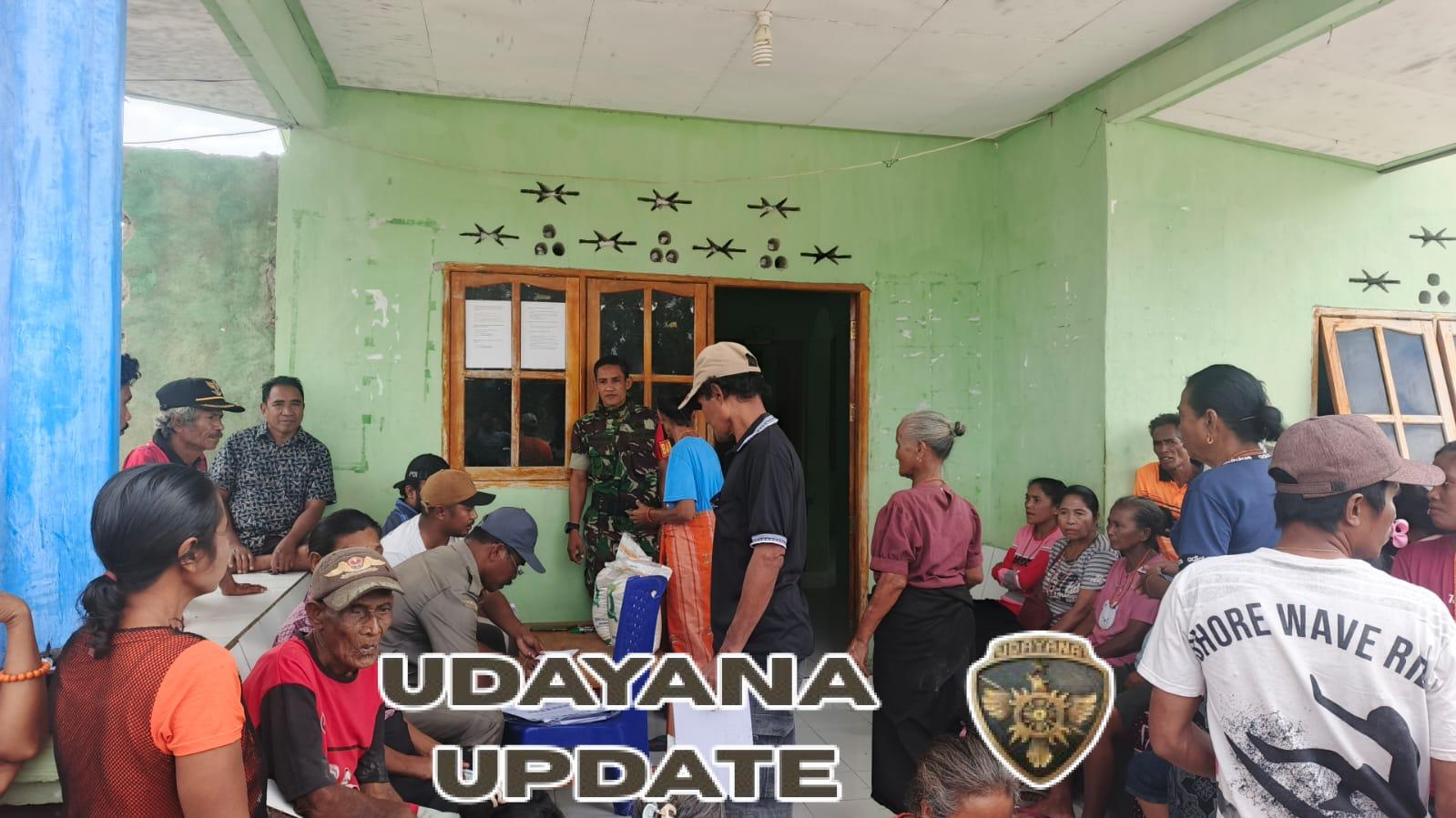 Babinsa Waingapu Kawal Distribusi Bantuan Beras di Kecamatan Haharu