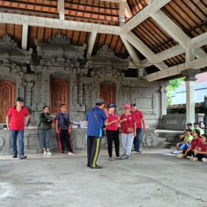 Babinsa Tegal Tugu Turun Langsung dalam Aksi Resik Sampah Plastik