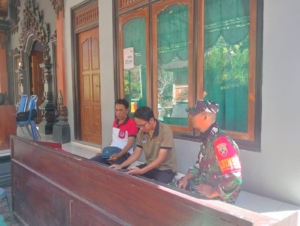 Babinsa Koramil Nusa Penida Gencarkan Komsos Bersama Perangkat Desa