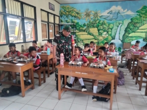 Danramil Klungkung Terjunkan Babinsa Dampingi Distribusi MBG