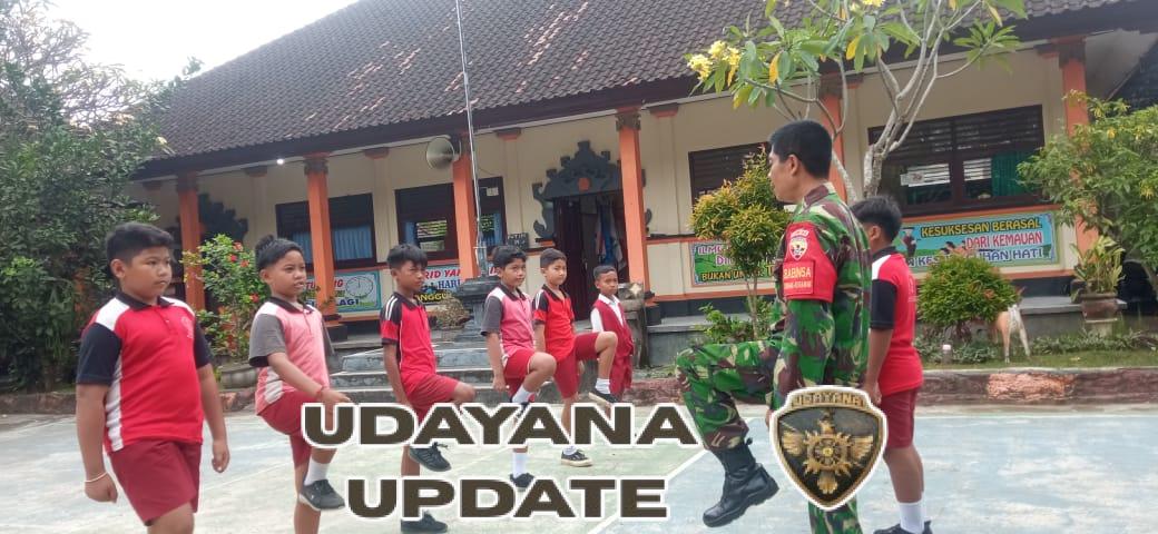 Babinsa Pesinggahan Koramil Dawan Latih PBB Pelajar SDN 1 Pesinggahan
