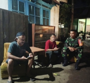 Lewat Ronda Malam, Babinsa Dorotangga Ajak Warga Ciptakan Lingkungan Aman