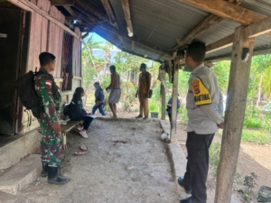 Meningkatkan Kesehatan Masyarakat Dengan Mencegah Penyebaran Penyakit Babinsa Dampingi Tim Puskesmas Verifikasi STBM Pilar 1