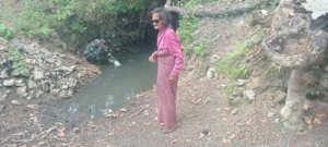 Tunjukan Rasa Saling Membantu Babinsa Bantu Warga Mengambil Air