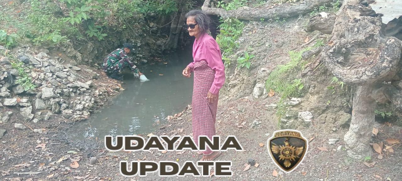 Tunjukan Rasa Saling Membantu Babinsa Bantu Warga Mengambil Air