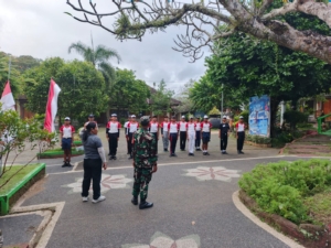 Siswa-siswi SMPN 5 Amlapura mendapat pelatihan PBB dari Babinsa Padang Kerta