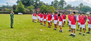 Babinsa 1623-03/Rendang gembleng siswa-siswi persiapan lomba gerak jalan.