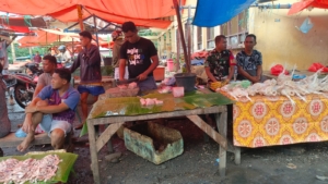 Jaga Pasar Tetap Bersih, Babinsa Ende Gelar Komsos Bersama Pedagang