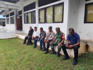 Dialog Santai Babinsa dan Bhabinkamtibmas dengan Warga Pererat Keamanan Desa