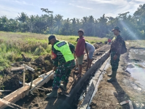 Babinsa Serda Suparman Dapat Apresiasi Tokoh Masyarakat dalam TMMD 125