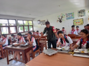 Babinsa Koramil Banjar Pastikan MBG di SMP N 1 Banjar Tersalurkan Tepat Sasaran