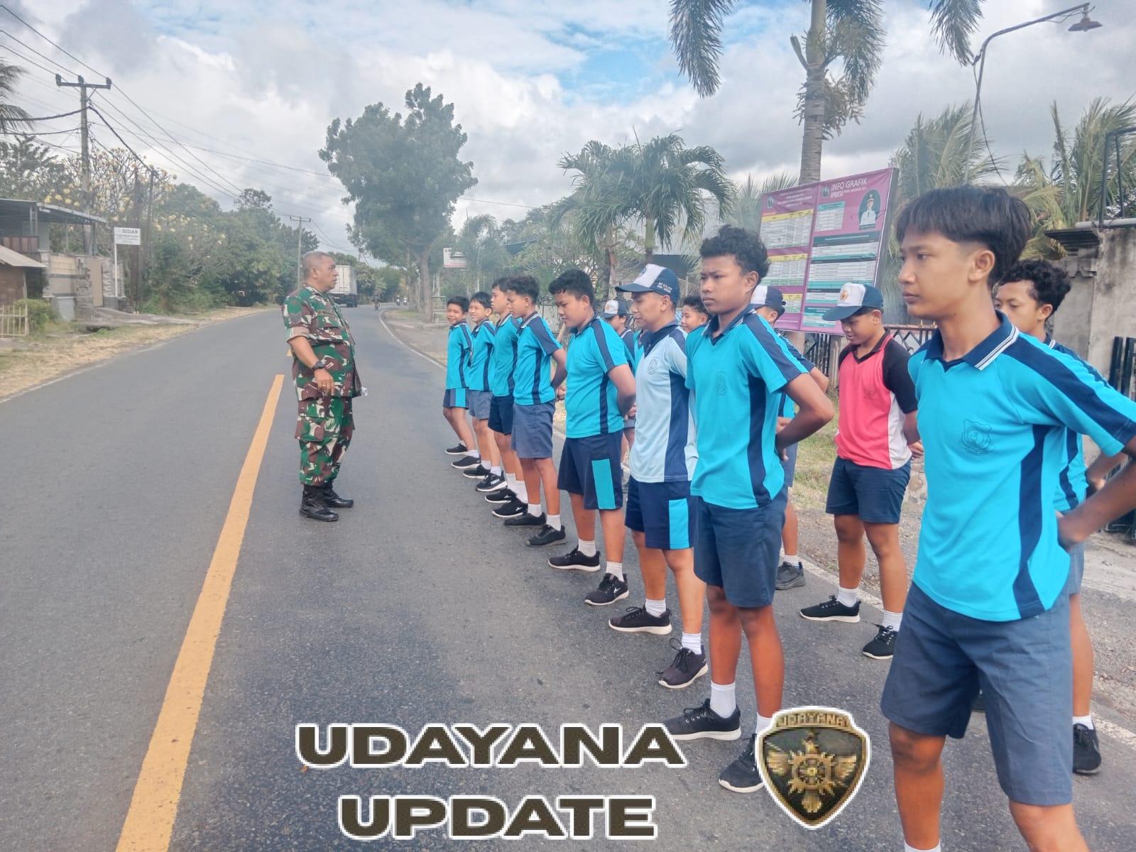 Siap Ikuti Lomba, Siswa SMP Sumberklampok Antusias Dilatih PBB oleh Babinsa