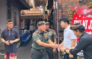 Pangdam IX/Udayana dan Dandim 1611/Badung Melayat ke Rumah Duka Almarhumah Ibu Kandung Walikota Denpasar