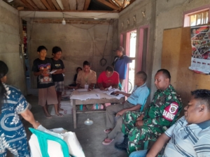 Distribusi Beras CBP di Ende Berjalan Lancar, Babinsa Pastikan Keamanan di Lapangan