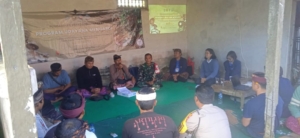 Sertu Ketut Sudiarta Babinsa Desa Tambakan ikut Memberikan Pemahaman tentang pupuk organik dan manfaat yang di peroleh