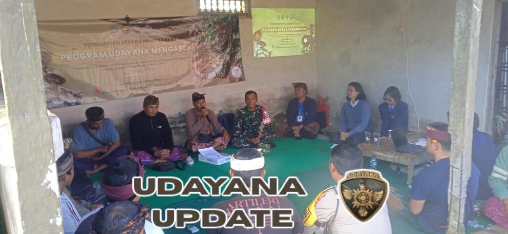 Sertu Ketut Sudiarta Babinsa Desa Tambakan ikut Memberikan Pemahaman tentang pupuk organik dan manfaat yang di peroleh