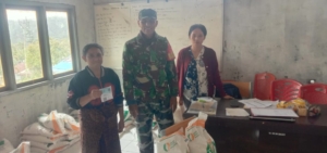 Bantu Warga di Musim Hujan, Babinsa Jaga Ketertiban Distribusi Beras Cadangan Pemerintah