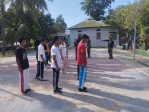 Jelang 17 Agustus, Serka Suhardin Pimpin Pelatihan Paskibraka di Makoramil Reok