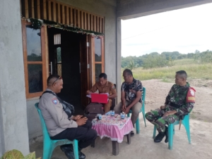 Wujud Kepedulian, Babinsa dan Bhabinkamtibmas Laksanakan Komsos di Lamboya