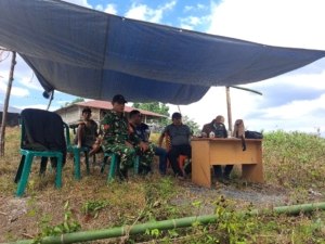 Babinsa, Camat Kahali, dan Penyuluh Giat Vaksinasi Ternak di Dusun 1